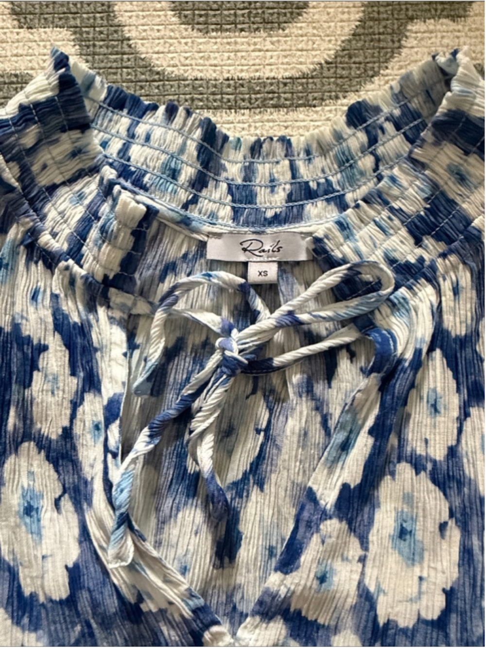 Rails Paris Top womens XS blue floral print crepey material tiered sleeve blouse - Picture 3 of 8
